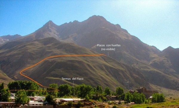 Panorama de la rutaFoto: 2Imagen desde el suroeste de las Termas del Flaco. Se aprecia por donde transcurre la ruta hacia la placa de las huellas (no visible en la imagen).David Valdés