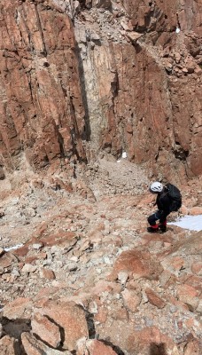 Barranco que conecta el filo sur del cerro Duende con la base de la cara norte del cerro La GuardiaFoto: 20Felipe bajando por el barranco. Héctor Becerra Díaz