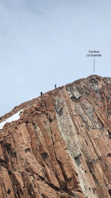 Terreno más seguro, pero rocoso y siempre en ascenso hasta la cumbreFoto: 23En la foto Felipe y Héctor avanzando los últimos metros hasta la cumbre del cerro La Guardia. Francisco Ampuero