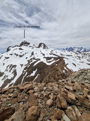 Cordón de Manantiales desde la cumbre del Cerro la GuardiaFoto: 25En la foto se puede observar el Cerro Duende (3554 msnm), el más alto que forma parte del cordón principal. Héctor Becerra Díaz