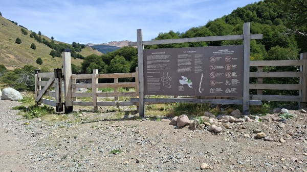 Inicio Foto: 1Vista hacia el cartel y el comienzo de la travesía, dirección Oeste Ítalo Foppiano