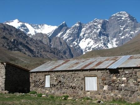 Los HornitosFoto: 1Antiguas construcciones en Los Hornitos son el inicio de la excursión. Al fondo, inconfundibles Juncal y Alto de los Leones. Fotografía en noviembre Dirección: SuresteAlvaro Vivanco