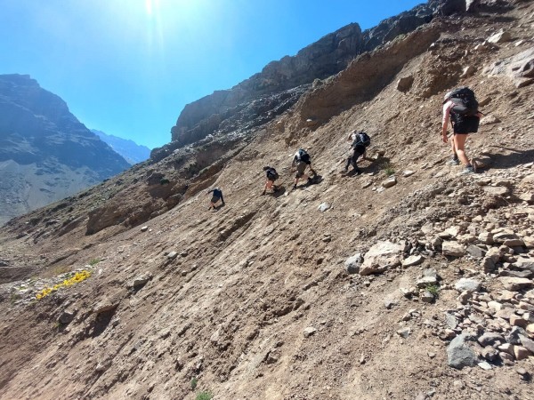 Traverse Foto: 3Cruce de ladera con deslizamiento, este es un punto crítico al inicio de la ruta. Se recomienda cruzar con casco y piolet para asegurar en caso de caída. Dependiendo la temporada el cruce estará en mejor o peor estadoDirección: OesteMartín Sapaj 
