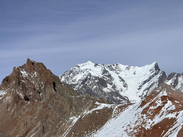 Vistas hacia cerro Parque Andino y conjunto del Nevado Juncal Foto: 9En primer plano, cerro Parque Andino o León Rojo, al fondo Nevado Juncal y La Columna Dirección: SurPedro Pablo Bulling 