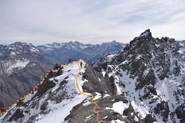 Ante cumbre Foto: 7Línea punteada representa el tramo de trepes, que desde esta vista se encuentra por atrás del cerro. Desde el portezuelo se sube por las rocas, hasta alcanzar esta antecumbreDirección: NorteSimón Olfos