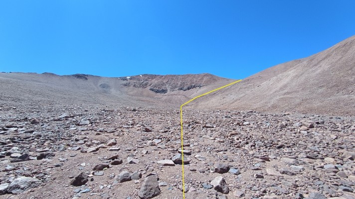 Hacia el portezueloFoto: 3A través de la quebrada Vegas Escondidas se debe avanzar por las laderas que cierran la quebrada y llevan a un portezuelo, bajo el cual de encuentra la laguna.Dirección: NorteJuan Pablo Cabbada Bergez