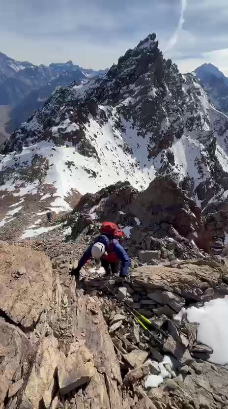 Trepe de subida a la antecumbre Foto: 7Vista hacia el portezuelo abajo, este paso requiere atención pero no mayor cuidadoDirección: NortePedro Pablo Bulling 