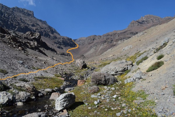 Subida por cajón del Chano Foto: 15Vista de la parte alta de la quebrada del Chano, al fondo el portezuelo, el cual aún no se divisa complemente. Fotografía enero 2021.Dirección: SuroesteSimón Olfos