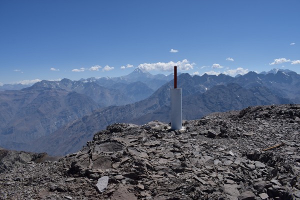 Cumbre El Vigía Foto: 21En la cumbre existe este hito, donde esta grabado El Vigía 1992. Seguramente año que quedó registro de este monolito, probablemente con fines mineros. Fotografía enero 2021Dirección: NoresteSimón Olfos