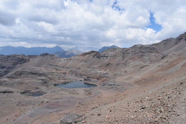Lagunas Foto: 20Al sur de esta montaña se abre un gran valle de altura con distintas lagunas, algunas bastantes grandes- También se aprecian interesantes formaciones rocosas. Fotografía enero 2021Dirección: SurSimón Olfos