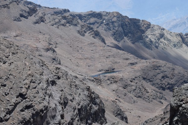 Laguna del Chano Foto: 17Desde la parte alta de la ruta se alcanza a ver la laguna del Chano. En la ruta de ascenso existe un desvío a 3570m app. que permite ir a visitar la laguna. Fotografía enero 2021Dirección: NorteSimón Olfos