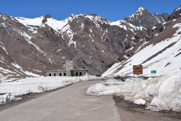 Donde comienza la cuesta al Cristo Foto: 1Cuando hay mucha nieve se debe dejar el vehículo en este camino secundario. A un costado de unas ruinas, antes del túnel. Fotografía de septiembre 2022Dirección: NorteSimón Olfos