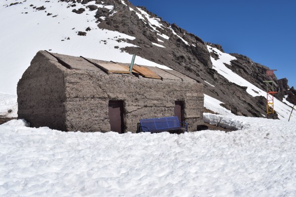 Refugio en tramo aproximación Foto: 3Refugio que se utliza principalmente en invierno por quienes hacen Ski. Fotografía de septiembre 2022 Dirección: SurSimón Olfos