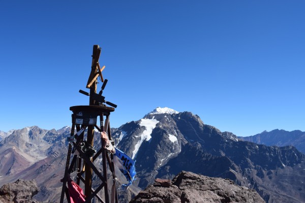 Hito cumbre Foto: 9Se tienen excelentes vistas, al fondo el glaciar del hombre cojo, y de telón el gran monte Aconcagua. Fotografía tomada en diciembre 2021Dirección: NorteSimón Olfos