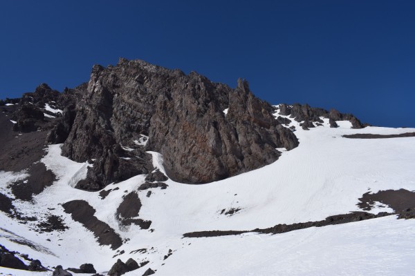 Ruta desde CB 4100mFoto: 8Seguir al pequeño paso de la derecha. No intentar por la izquierda, ya que no existe subida. Fotografía tomada en septiembre 2022Dirección: SurSimón Olfos