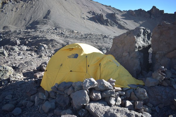 Campamento base a 4100mFoto: 7Existen un par de lugares cómodos para armar campamento o hacer vivac. Fotografía tomada en diciembre 2021Dirección: SurSimón Olfos