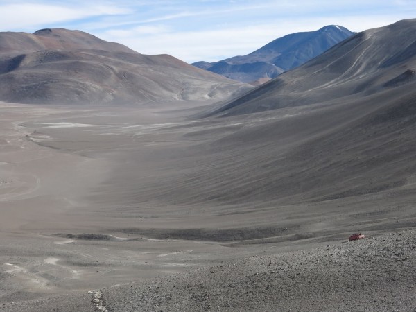 Valle Foto: 2Vista hacia el noreste desde el volcán Fraile, separado por un portezuelo del Incahuasi. En la imagen se ve el valle que se debe atravesar para alcanzar dicho portezuelo, luego de entrar por una arenosa quebrada.Dirección: NoresteAdolfo Dell´Orto
