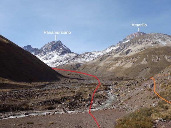 BifurcaciónFoto: 3En este punto se aprecia el lugar en que el sendero se divide. En rojo la ruta que se dirige hacia el paso y glaciar Nieves Negras, y en naranjo la que continúa hacia el sector del paso Portezuelo Colina y laguna Garañino. Mayo 2018Dirección: NoresteAgustín Ferrer