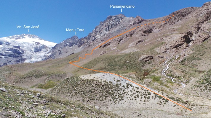 RutaFoto: 5Desde el campamento se debe seguir el sendero que nace en la base de la loma colindante a este, reconocible por los colores blanquecinos que la componen. Enero 2018Dirección: NoroesteDaniel Pérez A.