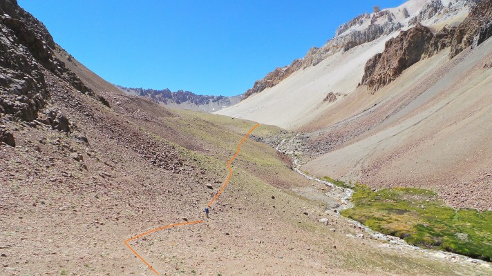 Vista desde el portezueloFoto: 6Una vez en el portezuelo se tiene esta vista hacia el interior del valle que conduce al paso Nieves Negras. Bellas vegas se observan en la ribera norte del estero Blanco. Enero 2018Dirección: EsteDaniel Pérez A.