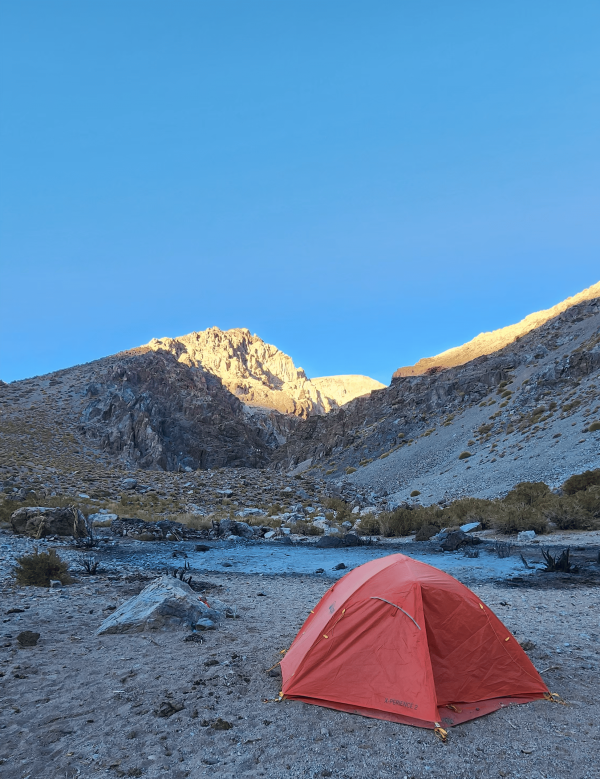 Campamento Foto: 5Campamento y vestigios de incendio de antigua majadaDirección: SuroesteGeraldine Jiménez Ponce