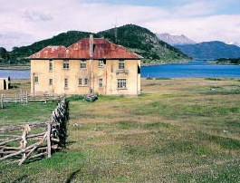 Caleta WulaiaFoto: 6Antiguo edificio de la Armada en caleta Wulaia, usado actualmente como museoDirección: OesteWikiExplora