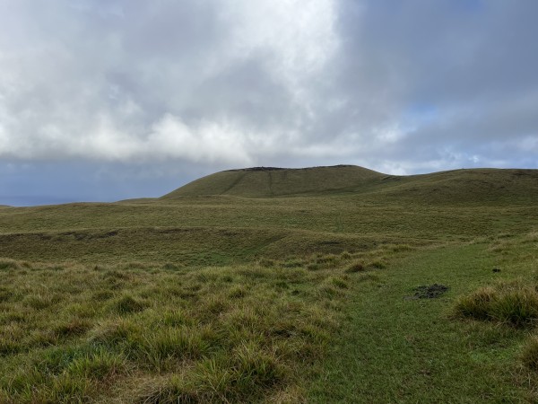 Cráter secundarioFoto: 5Vista desde el sendero. A la derecha del cráter comienza el filo cumbreroDirección: NorteNicolás Berríos