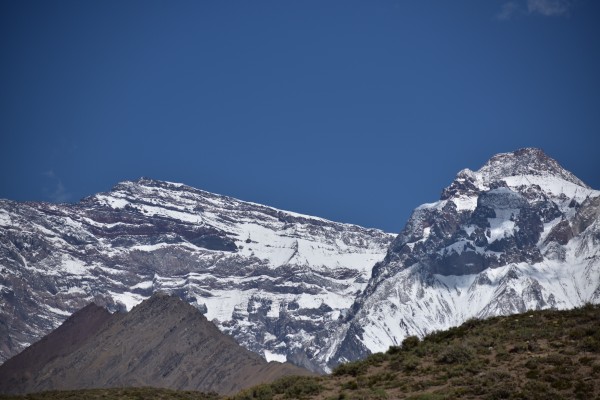 Nevado de los Piuquenes y Trono.Foto: 5Dirección: SuresteRafael Reinoso