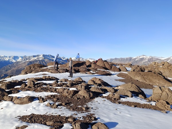 CumbreFoto: 8La zona cumbrera corresponde a una meseta relativamente pequeña con grandes piedras sobre ella Dirección: SurNicolás Berríos