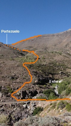 Estero y PortezueloFoto: 4A un costado del camino vehicular y a pocos minutos de la planicie se encuentra este estero, último punto con agua segura hasta alcanzar el CB. Hacia el fondo el portezuelo al que hay que llegar. Imagen en dirección sureste, junio de 2010Dirección: SuresteDavid Valdés