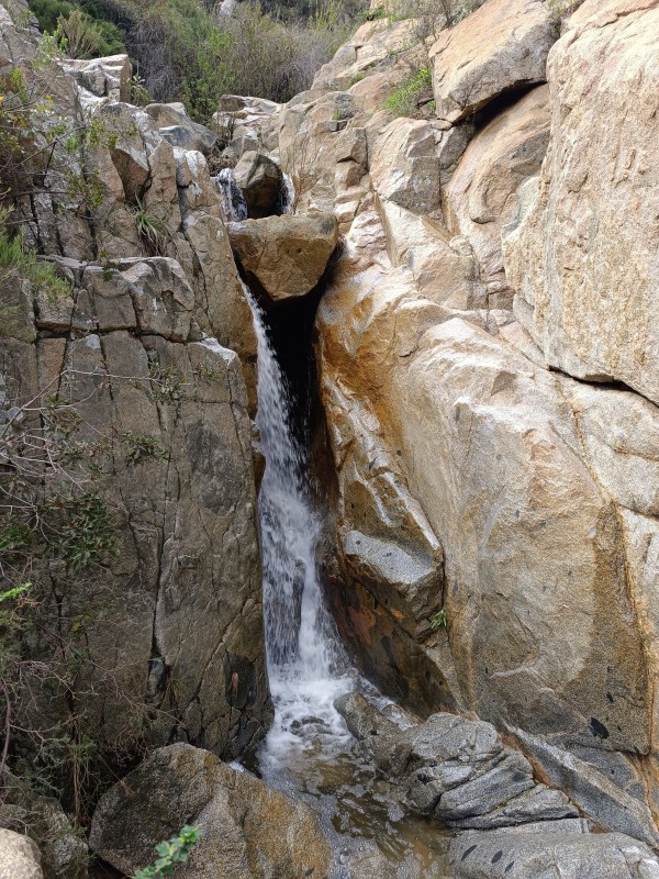 Caída de agua hacia poza de la gringaFoto: 10Dirección: EsteNicolás Berríos