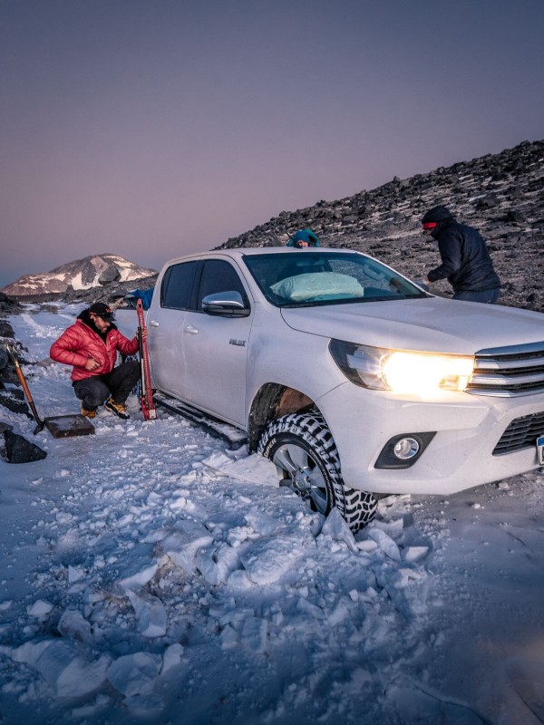Acceso vehicular invernal Foto: 5Arduo trabajo de apertura de camino invernalSebastián Hernán García