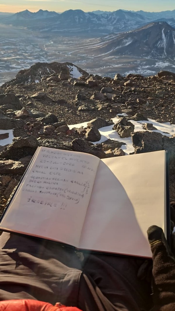 Libro de cumbre del MuertoFoto: 13Dirección: NoroesteSebastián Hernán García