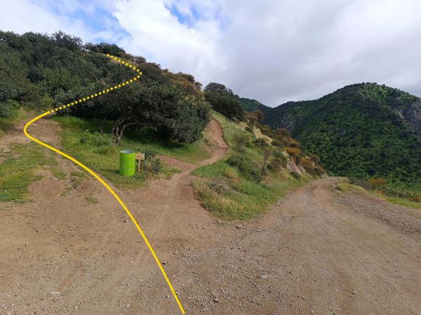 BifurcaciónFoto: 2El camino vehicular desciende hacia un pequeño cajón a los pies del cerroDirección: NoroesteNicolás Berríos