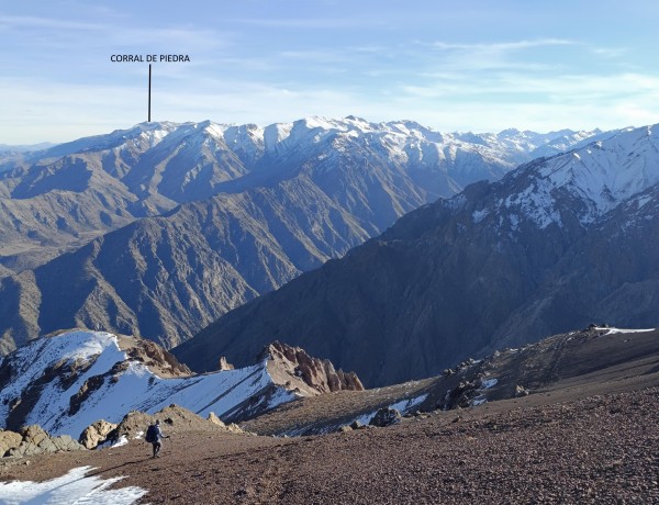 Cerro Corral de Piedra y cordón que se interna hacia el valle del río Colorado