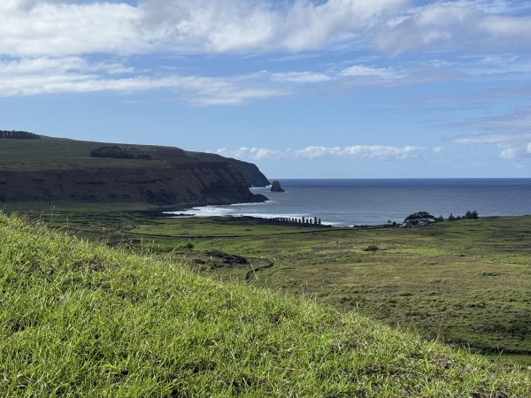 Vista a la costa SurFoto: 4A lo lejos se ve parte de Ahu Tongariki y el volcán PoikeDirección: SuresteNicolás Berríos