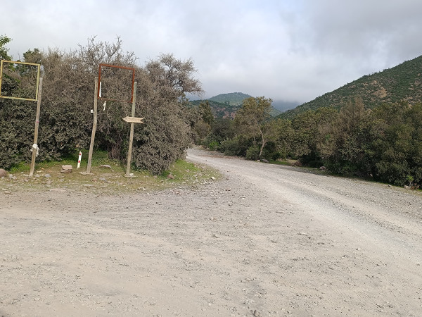 Bifurcación Foto: 2Se debe seguir en la dirección que indica la flecha Nicolás Berríos