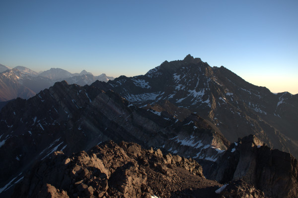 Vista de la cumbre hacia el sur.Foto: 11Se pueden ver las cumbres secundarias del cerro Potrerillos hasta llegar al Alto del Coironal.Dirección: SurRafael Reinoso