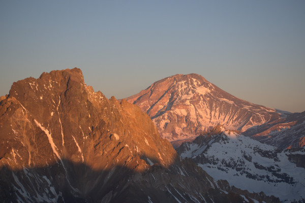 Vista hacia el esteFoto: 12En primer plano el Morro Rabicano, al medio y de menor altitud el cerro Ortega y al fondo el Volcán Tupungato.Dirección: EsteRafael Reinoso