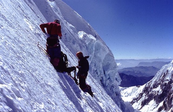 En la cara SO del Artesonraju