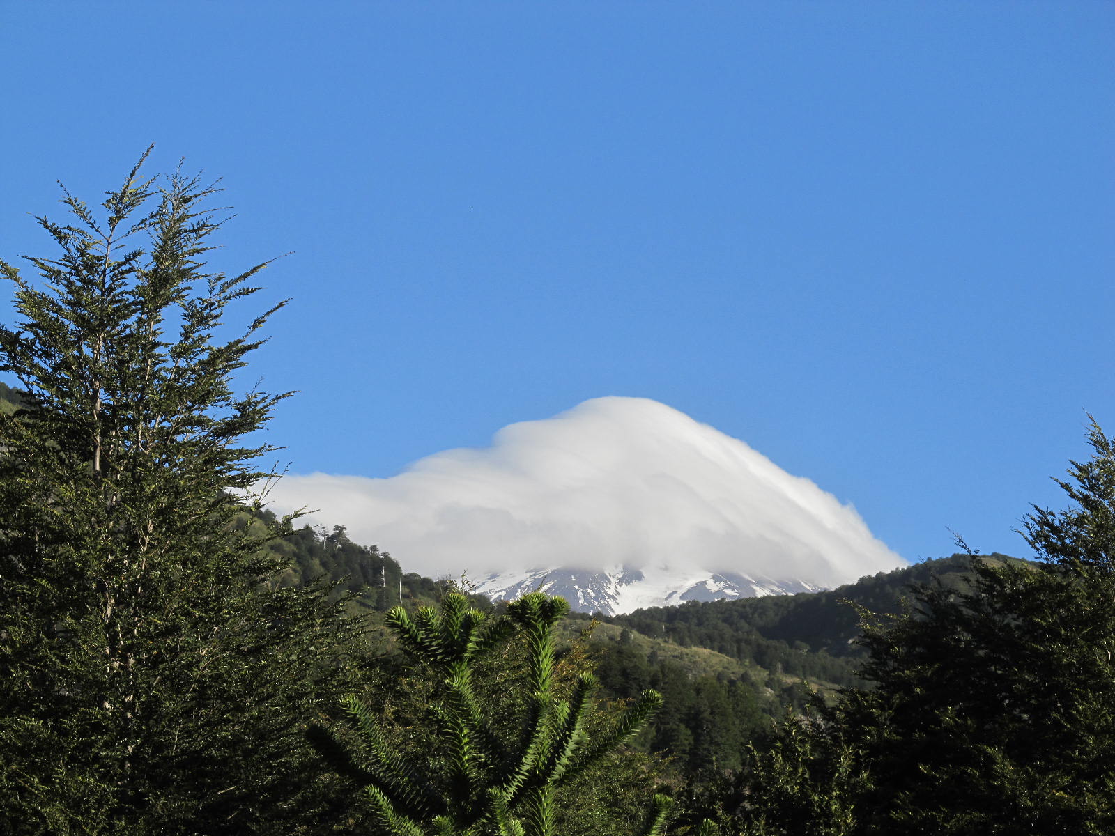 Lanín Cubierto por Nubes