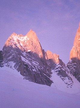 Aguja de la S, vista desde el Glaciar de Rio Blanco.