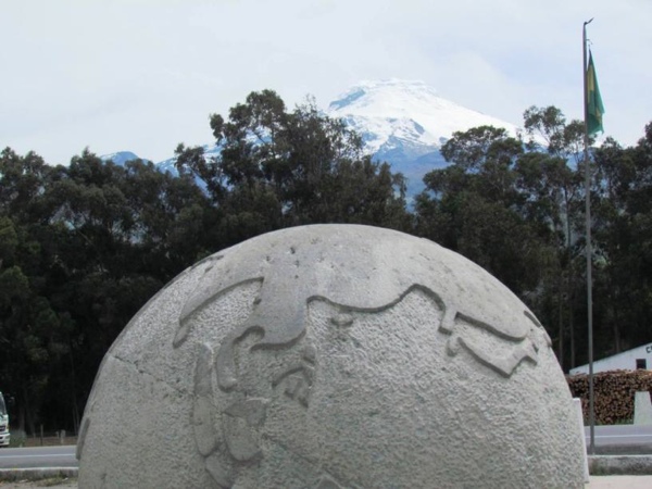 Cayambe desde la linea de ecuador