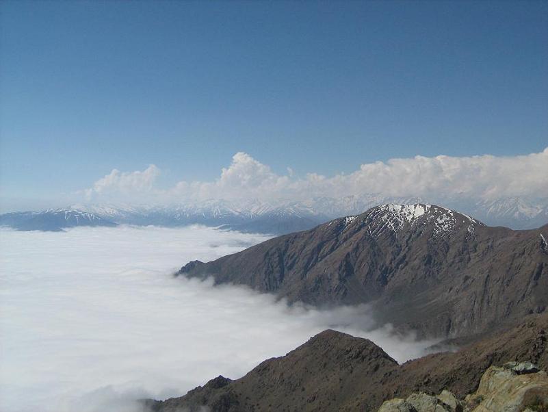 Vista desde la cumbre de Santiago bajo las nubes