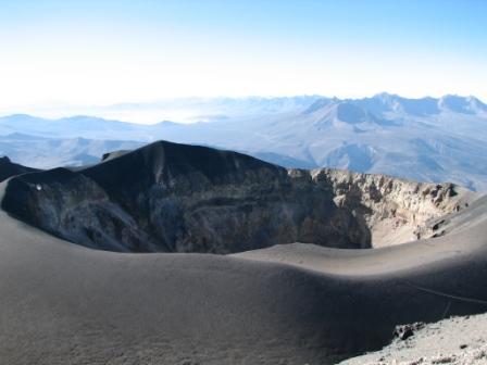 Vista al cráter desde la cumbre