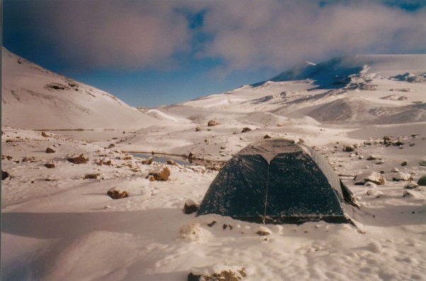 Campamento junto a la laguna glaciar
