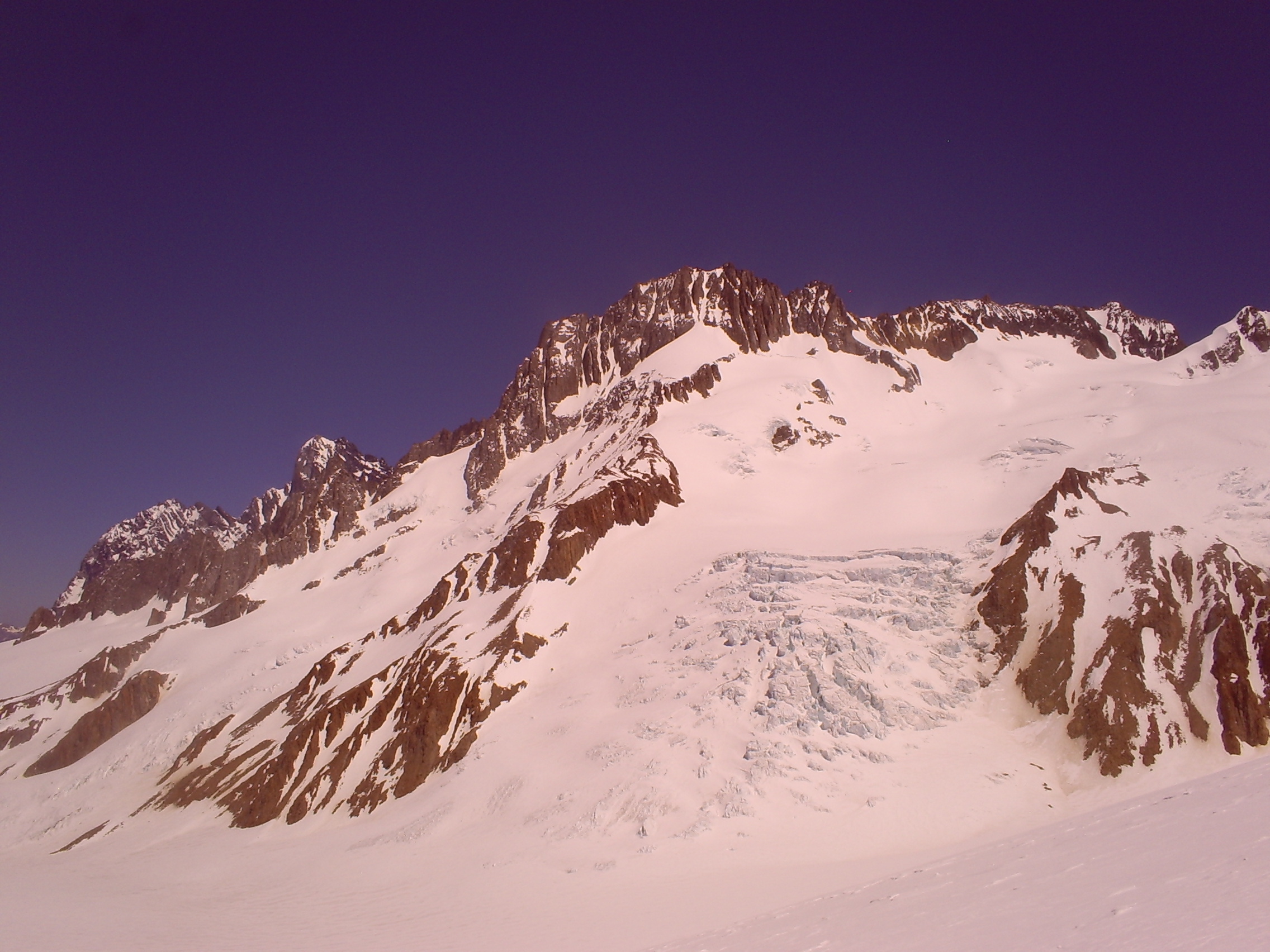 Corona del Diablo y cascada de seracs.